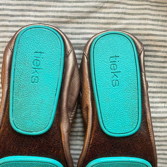 Tieks Copper/ Rose Gold Ballet Flats with Teal Sole Size 8 - Picture 11 of 12
